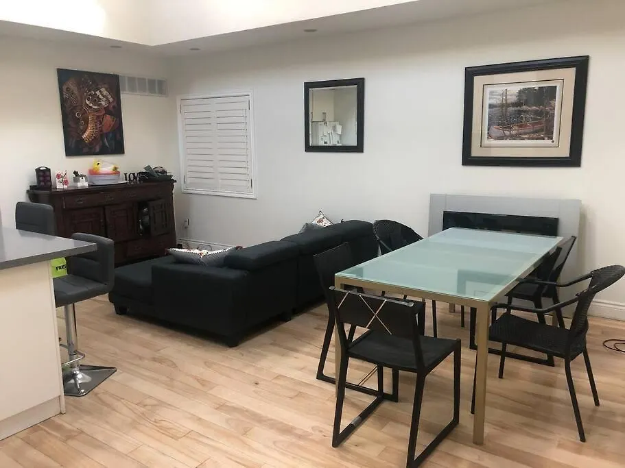 2 Bedroom Toronto Beaches Big Backyard Apartment