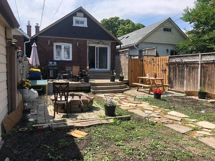 Apartment 2 Bedroom Toronto Beaches Big Backyard Kanada