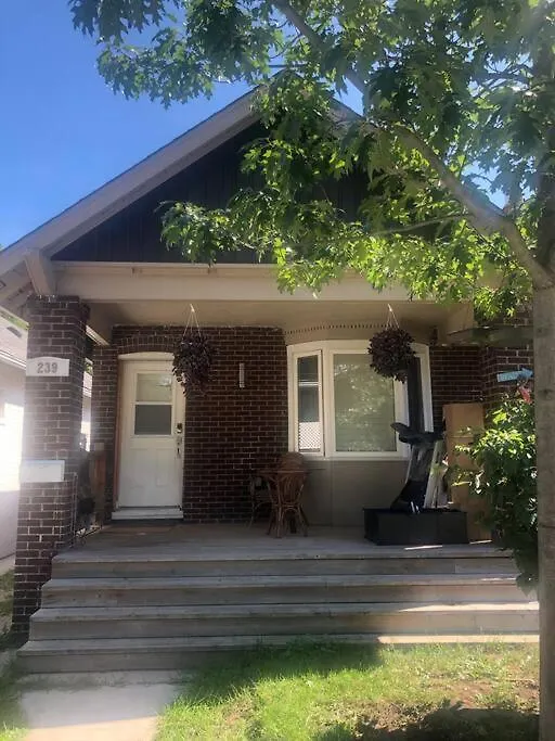 Apartment 2 Bedroom Toronto Beaches Big Backyard