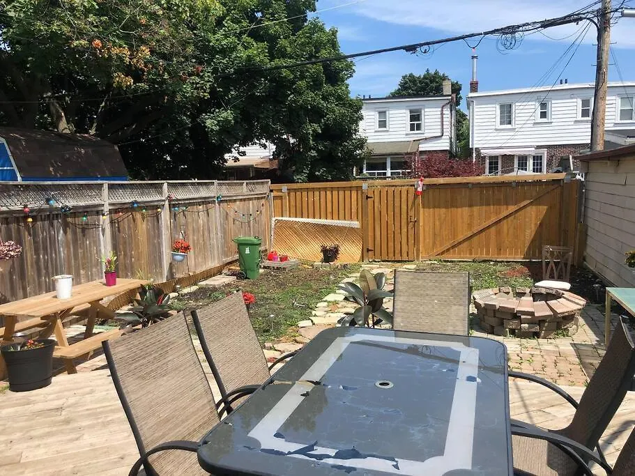 2 Bedroom Toronto Beaches Big Backyard