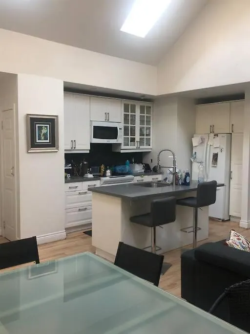 2 Bedroom Toronto Beaches Big Backyard Apartment