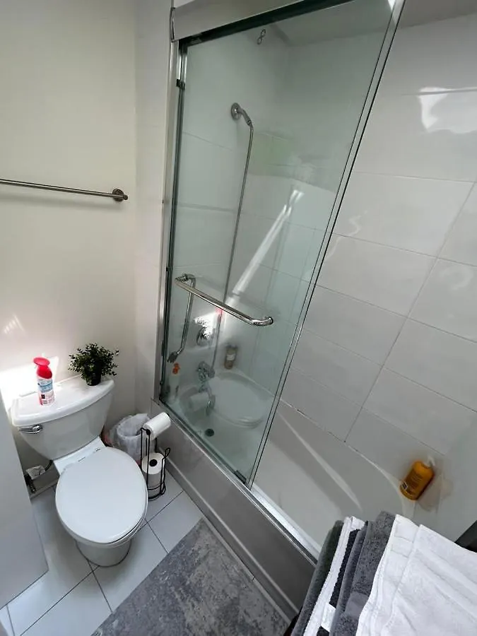 2 Bedroom Toronto Beaches Big Backyard