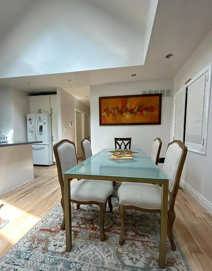 2 Bedroom Toronto Beaches Big Backyard