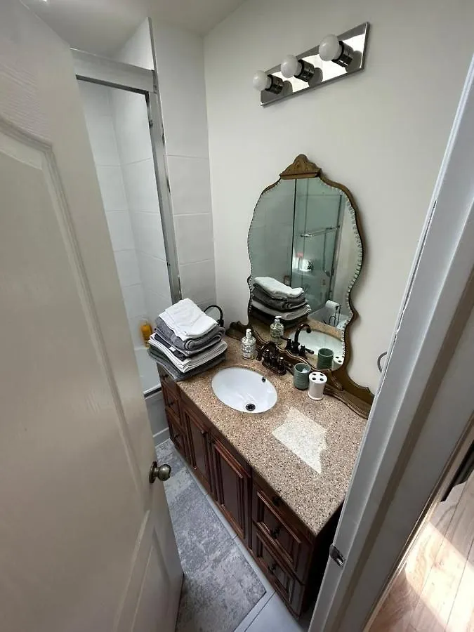 Apartment 2 Bedroom Toronto Beaches Big Backyard Kanada