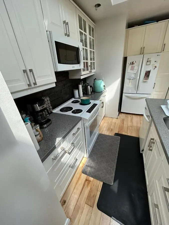 2 Bedroom Toronto Beaches Big Backyard 0*,  Kanada
